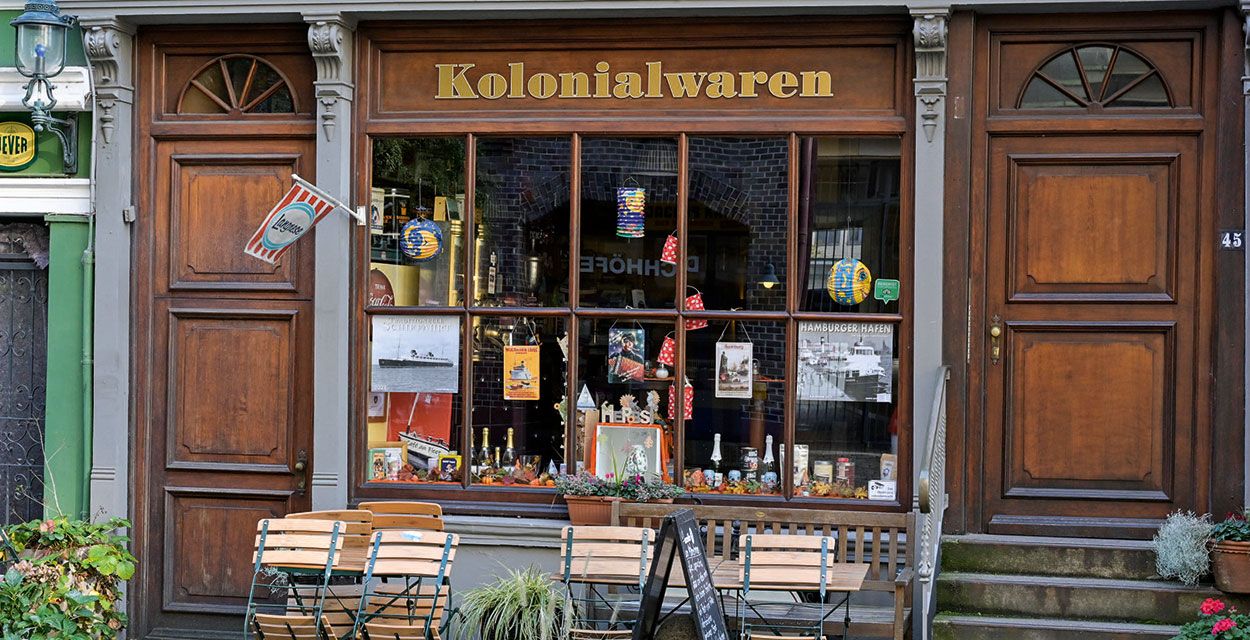 Ein retro gestalteter Laden mit "Kolonialwaren" in Hamburg