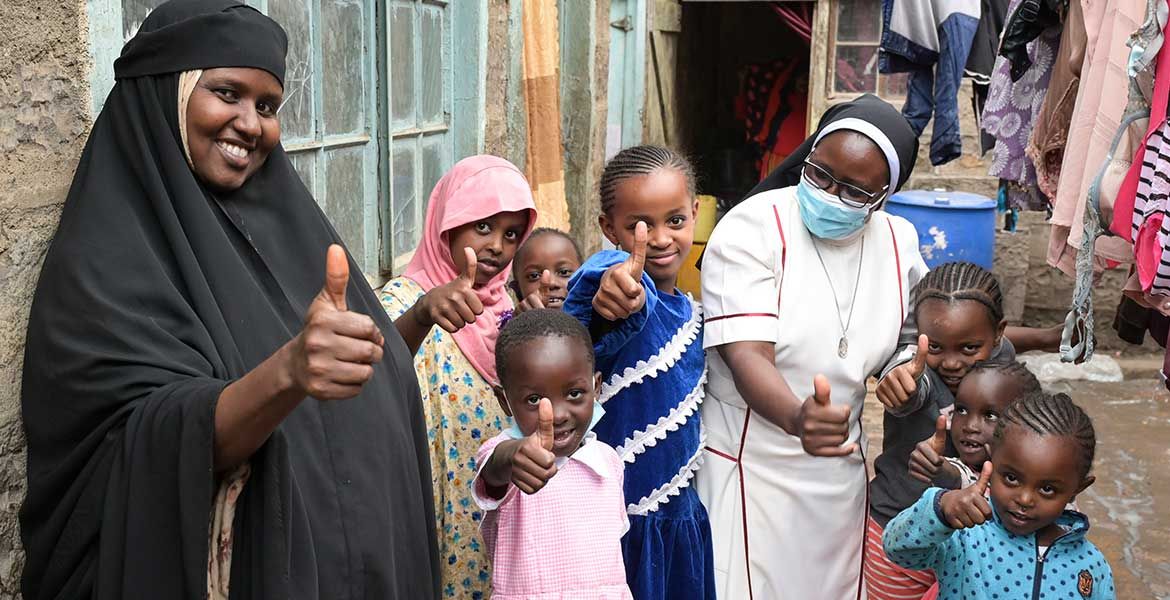 Schwester Modesther von der Caritas Nairobi bei einer Flüchtlingsfamilie