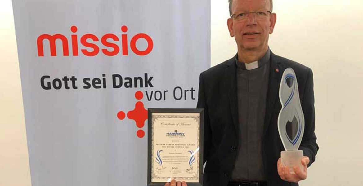 missio-Präsident Msgr. Huber mit dem Mutter-Teresa-Preis