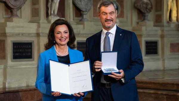 Uschi Dämmrich von Luttitz (links) bei der Verleihung des Bayerischen Verdienstordens mit Bayerns Ministerpräsident Markus Söder (rechts).
