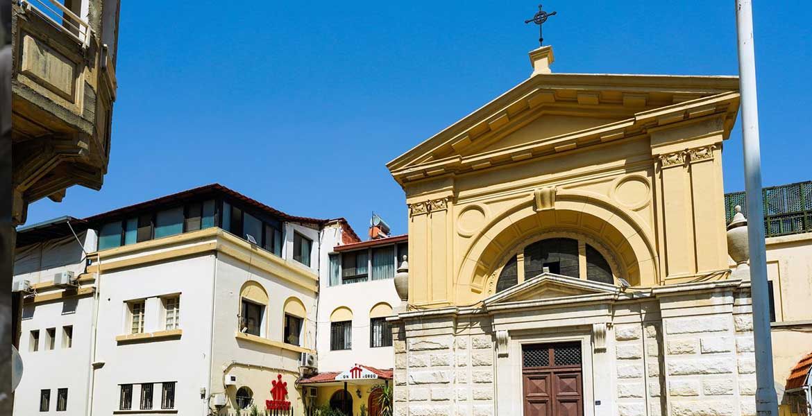 Kirche und Gebäude des Zentrums der Salesianer Don Bosco in Damaskus in Syrien vor blauem Himmel.