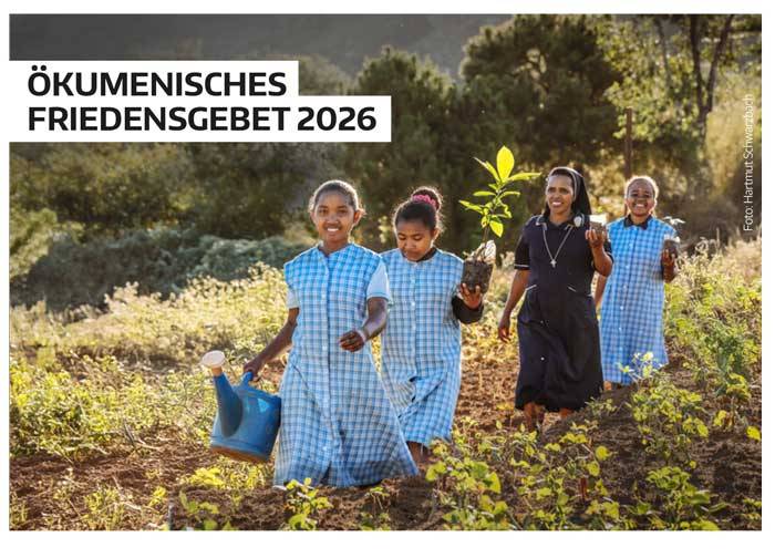 Aufmacherbild vom Ökumenischen Friedensgebet 2026: Eine Ordensfrau und drei Mädchen laufen in Madagaskar über ein Feld auf die Kamera zu. Das erste Mädchen trägt in der rechten Hand eine Gießkanne, das hinter ihr laufende Mädchen, die Ordensschwester dahinter und das letzte Mädchen tragen jeweils einen Pflanzensetzling in ihren linken Händen. Foto: Hartmut Schwarzbach