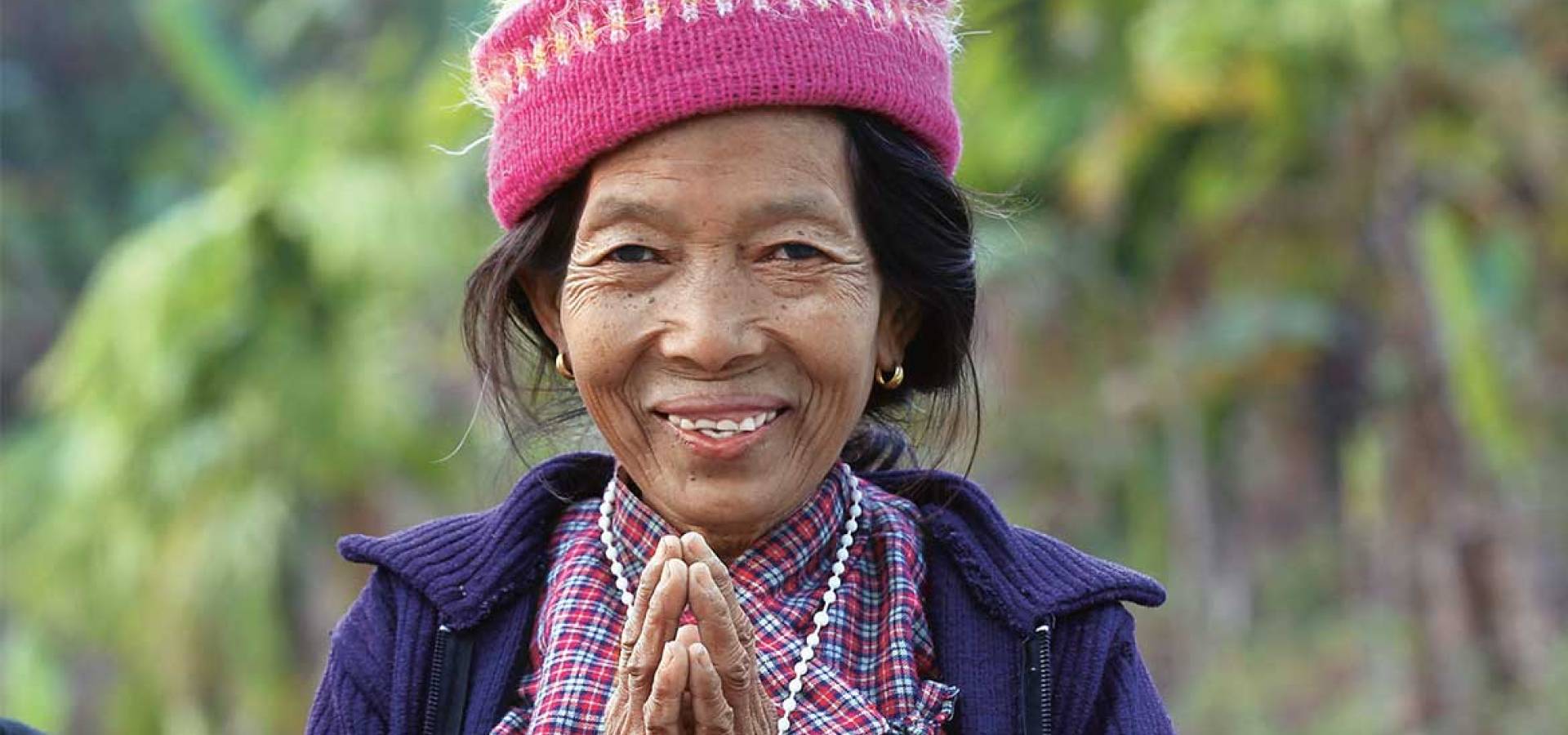 Eine Frau aus Patapur in Nepal hat die Hände zum Gebet gefaltet. Foto von Friedrich Stark