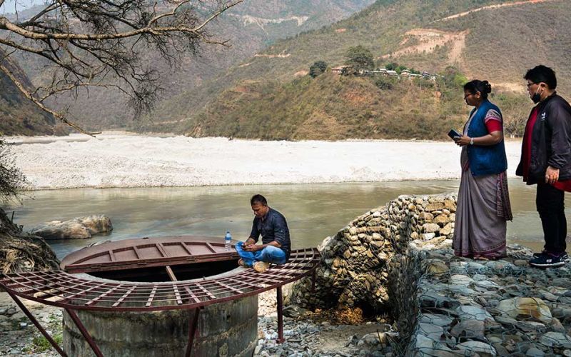 Menschen aus dem Dorf Koshidekha in Nepal stehen unten am Fluss. Ihr Wasserproblem ist gelöst.